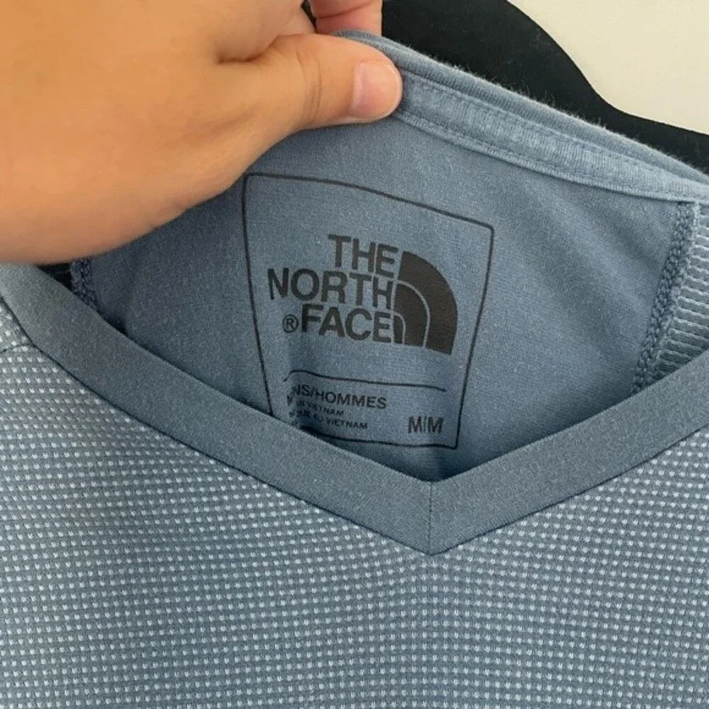 The North Face shirt mens blue Pocket t- shirt logo V-neck medium